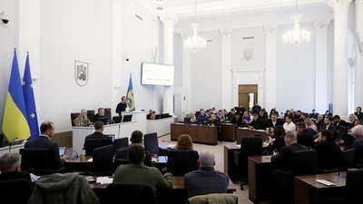 Депутати у сесійній залі