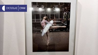 Вісім танцівниць на тлі міста - в сумській галереї відкрилась нова виставка Вісім танцівниць на тлі міста - в сумській галереї відкрилась нова виставка