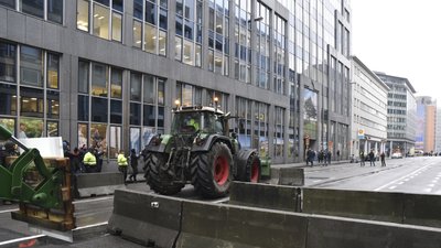 Фермери влаштували акції протесту біля штаб-квартири ЄС у Брюсселі: поліція застосувала водомети