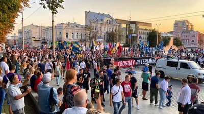 Марш захисників у Харкові: люди несуть портрети загиблих на сході України Марш захисників у Харкові: люди несуть портрети загиблих на сході України