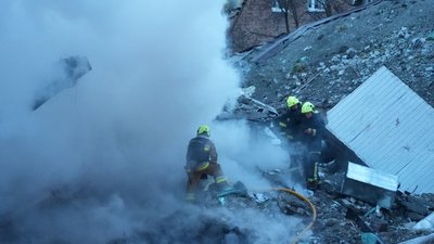 Наслідки російського удару по багатоповерхівці в Київському районі Харкова