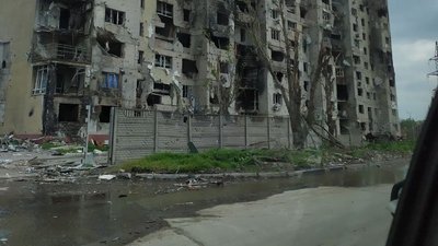 Окупований Маріуполь підключили до водопостачання — вулиці міста у воді