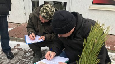 Сім протоколів, 77 вилучених дерев: у Луцьку відбувся рейд ялинковими ярмарками Сім протоколів, 77 вилучених дерев: у Луцьку відбувся рейд ялинковими ярмарками