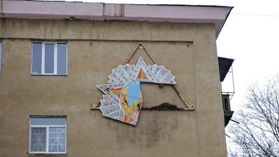 У Харкові демонтують з будинку на ХТЗ радянський орден. 16 лютого 2023 року. Фото: Микита Ольховський/Суспільне Харків У Харкові демонтують з будинку на ХТЗ радянський орден. 16 лютого 2023 року. Фото: Микита Ольховський/Суспільне Харків