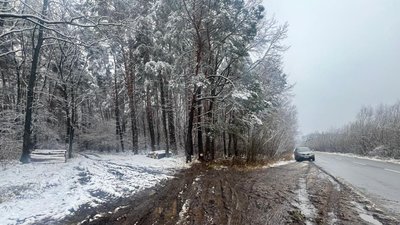 Нерівне покриття дороги через сніг