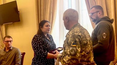 Передача ордену родині загиблого бійця Передача ордену родині загиблого бійця