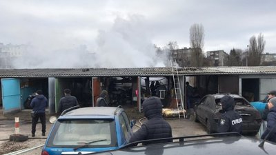 Один чоловік загинув, три машини вигоріли вщент внаслідок пожежі у Харкові