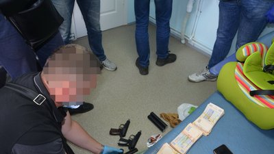 На Прикарпатті впіймали чоловіка, який збував зброю