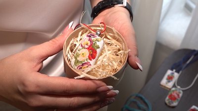 Оздоблює прикраси мікровишивкою. Черкащанка Юлія Пилипенко