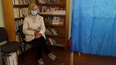 З дотриманням дистанції та спецкабінкою: голосування на дільниці в Івано-Франківської ОТГ З дотриманням дистанції та спецкабінкою: голосування на дільниці в Івано-Франківської ОТГ