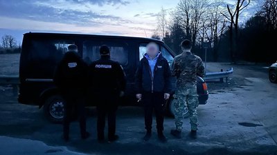 Місцевий мешканець своїм мікроавтобусом доставляв чоловіків до кордону, березень-2024. Фото: Держприкордонслужба України. Місцевий мешканець своїм мікроавтобусом доставляв чоловіків до кордону, березень-2024. Фото: Держприкордонслужба України.