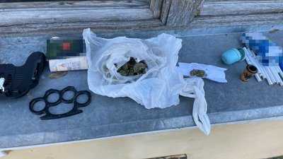 Зброю та наркотики вилучили в неповнолітнього закарпатця Зброю та наркотики вилучили в неповнолітнього закарпатця