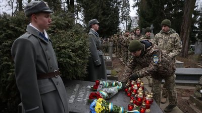 До могил учасників бою поклали квіти До могил учасників бою поклали квіти