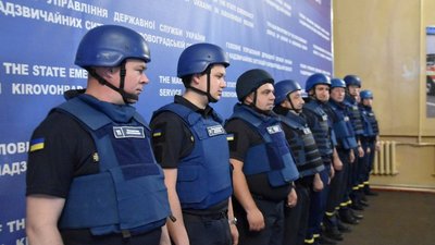 Кропивничанка передала аптечки та наколінники піротехнікам, які розміновують українські землі від російських ракет Кропивничанка передала аптечки та наколінники піротехнікам, які розміновують українські землі від російських ракет
