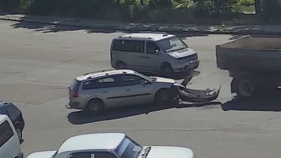 У Житомирі автомобіль без водія в'їхав у вантажівку