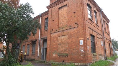Волонтери взялися відбудувати історичну будівлю Хмельницького, яку збудували ще в 20-х роках минулого століття місцеві поляки, яких у Гречанах ще й досі називають мазурами. Фото: Суспільне. Волонтери взялися відбудувати історичну будівлю Хмельницького, яку збудували ще в 20-х роках минулого століття місцеві поляки, яких у Гречанах ще й досі називають мазурами. Фото: Суспільне.