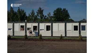 "Нормальні будиночки нам поляки зробили, але у своїй хаті краще". Як живуть у модульному містечку в Бородянці