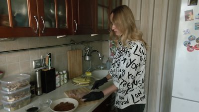 Подружжя з Луцька вдома сушить фрукти та м'ясо для ЗСУ Подружжя з Луцька вдома сушить фрукти та м'ясо для ЗСУ