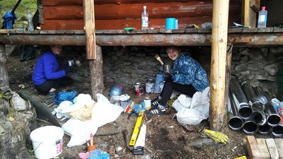 Волонтери та туристи у Карпатах відновили будинок-прихисток Волонтери та туристи у Карпатах відновили будинок-прихисток