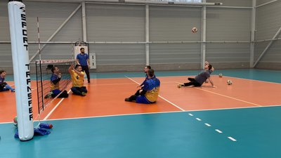 На Полтавщині тренується паралімпійська збірна з волейболу сидячи: як це відбувається На Полтавщині тренується паралімпійська збірна з волейболу сидячи: як це відбувається