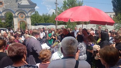 На Дніпропетровщині попрощалися з дворічною дитиною, яка загинула від ракетного удару по передмістю Дніпра На Дніпропетровщині попрощалися з дворічною дитиною, яка загинула від ракетного удару по передмістю Дніпра