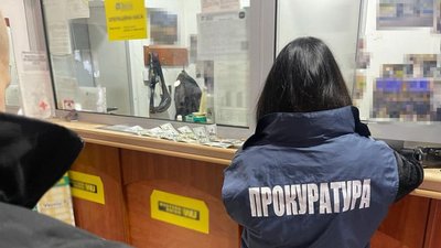 Інспектор домовлявся з підприємцями, щоб гроші залишали в пункті обміну валют Інспектор домовлявся з підприємцями, щоб гроші залишали в пункті обміну валют
