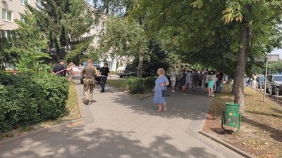 З поліклініки у Луцьку евакуювали пацієнтів та медиків. У приміщенні працюють вибухотехніки З поліклініки у Луцьку евакуювали пацієнтів та медиків. У приміщенні працюють вибухотехніки