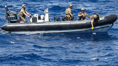 ВМС Великобританії допомогли вилучити на Карибах  в наркоторговців пів тони кокаїну 