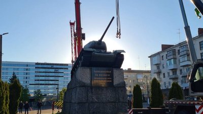 У Житомирі на переміщення танку із майдану Перемоги знадобилося кілька годин У Житомирі на переміщення танку із майдану Перемоги знадобилося кілька годин