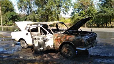 У Кривому Розі посеред дороги вибухнула «Волга», двоє людей дістали опіки У Кривому Розі посеред дороги вибухнула «Волга», двоє людей дістали опіки