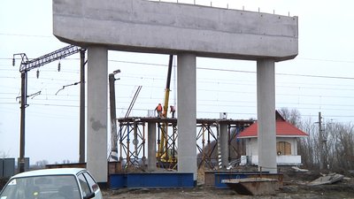 На Житомирщині на чверть завершили будівництво мосту через залізницю на трасі Житомир-Чернівці На Житомирщині на чверть завершили будівництво мосту через залізницю на трасі Житомир-Чернівці
