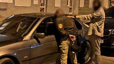 У Хмельницькому правоохоронці на отриманні хабаря затримали працівника військкомату