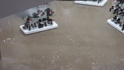 У Києві прорвало тепломережу біля Ocean Plaza, людей евакуювали У Києві прорвало тепломережу біля Ocean Plaza, людей евакуювали