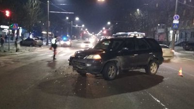 Прокоментували стан неповнолітньої, яку збила автівка на тротуарі у Луцьку