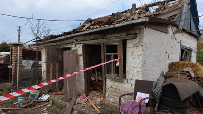 Вибиті вікна, понівечені будинки. Який вигляд має місце падіння уламків ракети РФ у Дніпрі – фоторепортаж