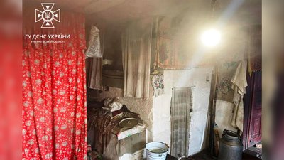 Рятувальники всередині будинку, де сталася пожежа на прикордонні Чернігівщини Рятувальники всередині будинку, де сталася пожежа на прикордонні Чернігівщини