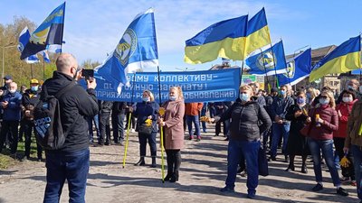 У Кривому Розі на акції протесту працівники комбінату «АрселорМіттал» вимагають підвищення зарплат У Кривому Розі на акції протесту працівники комбінату «АрселорМіттал» вимагають підвищення зарплат