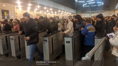 У київському метро через збій утворилися довжелезні черги. У київському метро через збій утворилися довжелезні черги.