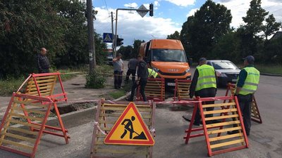 У Чернігові на перехресті Глібова і Красносільського стався провал на колекторі