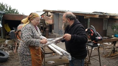 "Це швидкий спосіб убезпечити бліндаж": на Вінниччині сімʼя ковалів виготовила понад 20 тисяч скоб для захисників