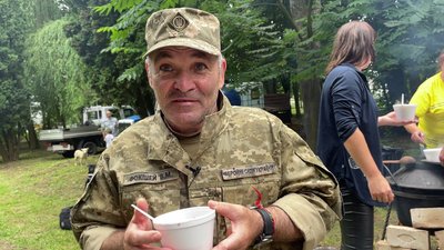 Військовослужбовець Володимир Фокшей куштував борщі на фестивалі Військовослужбовець Володимир Фокшей куштував борщі на фестивалі