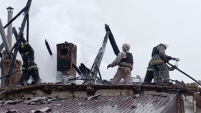 Пожежники-добровольці разом з ДСНС загасили пожежу на Ізюмщині, що сталася після обстрілу