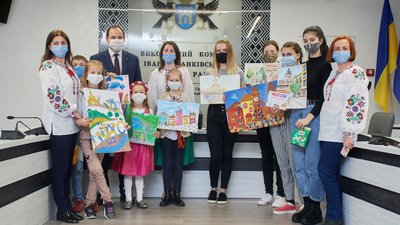 До Дня захисту дітей у Франківську нагородили переможців конкурсу малюнків