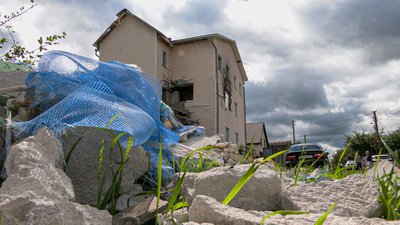 Діри від снарядів: хто платитиме за обстеження обстріляного росіянами будинку в Старому Білоусі