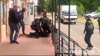 Чоловік, який намагався спалити прокуратуру на Херсонщині, втік від правосуддя