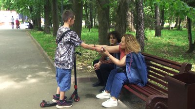У Вінниці школяр продає саморобні браслети, щоб допомогти ЗСУ
