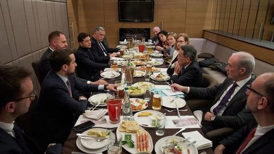 Полтавці зібралися біля ресторану, де Зеленський вечеряв із послами Полтавці зібралися біля ресторану, де Зеленський вечеряв із послами