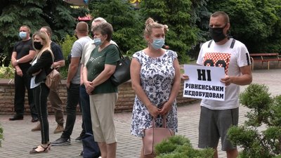 У Рівному почали розглядати питання трьох ЖК-недобудів. Люди влаштували акцію