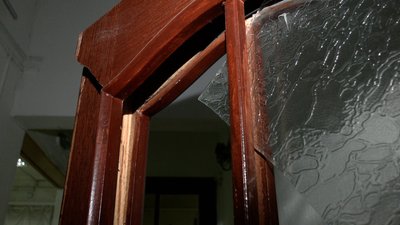 Пошкоджені двері