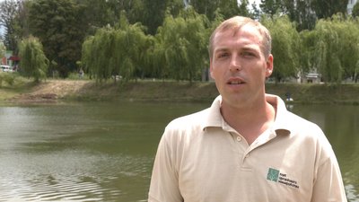 У рівненському "Хіміку" чистили ставок. Як це відбувалося У рівненському "Хіміку" чистили ставок. Як це відбувалося